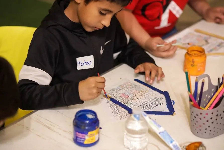 Un niño pintando en una actividad del ministerio infantil