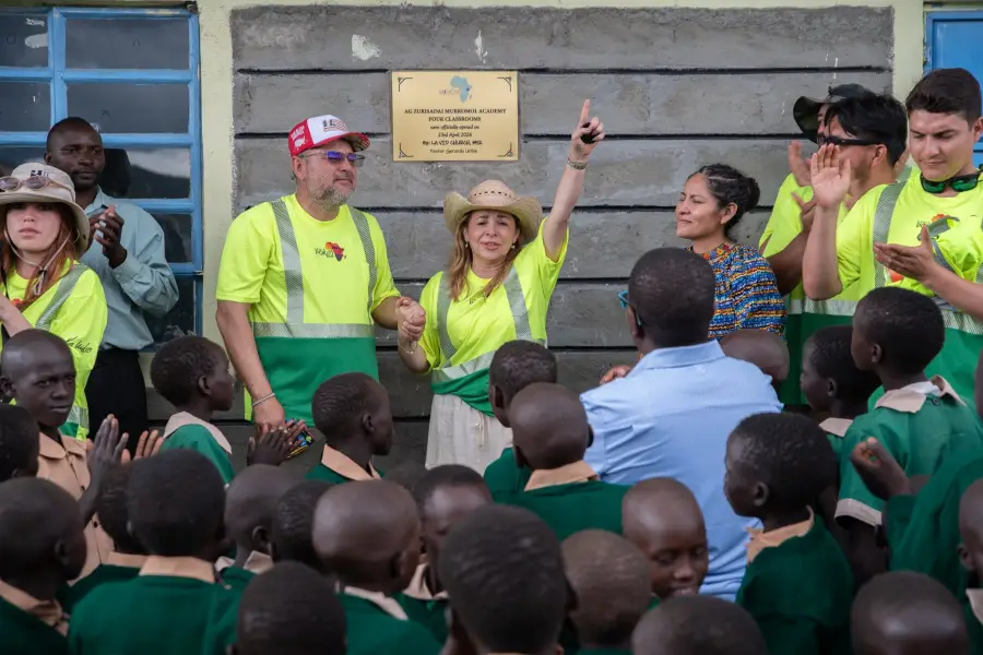 Placa de una escuela construida con apoyo de La Vid