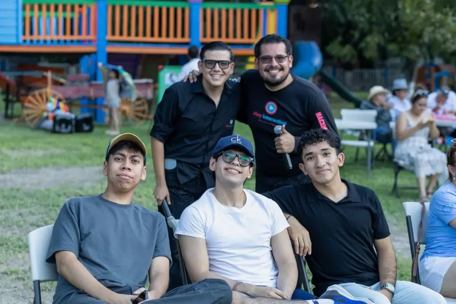 Cinco jóvenes de La Vid juntos